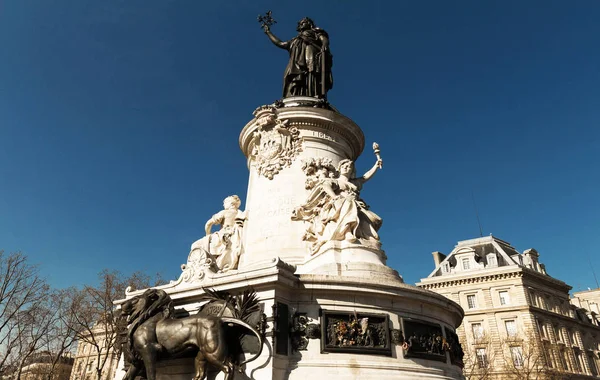 Het standbeeld van de Marianne, Republiek vierkante, Parijs. — Stockfoto