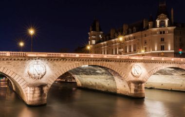 Pont Saint - Michel, gece, Paris, Fransa.
