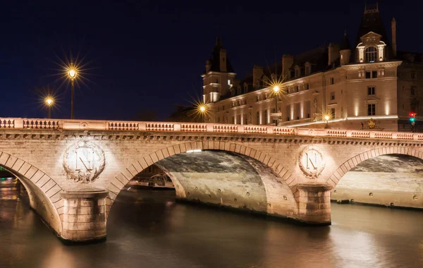 Il pont Saint-Michel di notte, Parigi, Francia . — Foto Stock