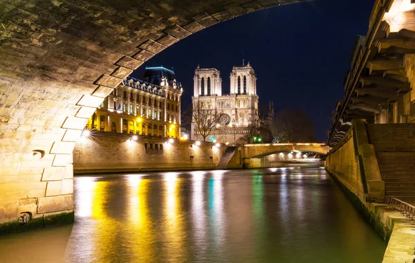 Catedral de Notre Dame à noite, Paris . — Fotografia de Stock