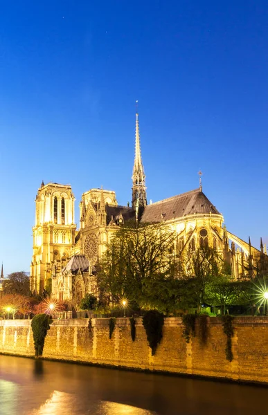 Notre Dame Kathedrale am Abend, Paris. — Stockfoto