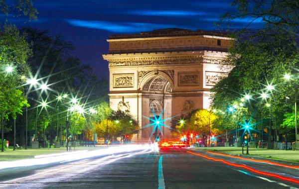 O Arco do Triunfo à noite, Paris . — Fotografia de Stock