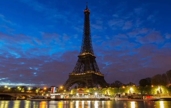 La torre Eiffel la mattina presto . — Foto Stock