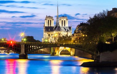 Notre Dame Katedrali akşam, Paris, Fransa.