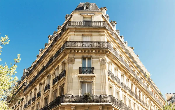 La façade du bâtiment parisien — Photo