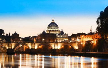 Saint Peter's Basilica sonra günbatımı, Roma, İtalya.