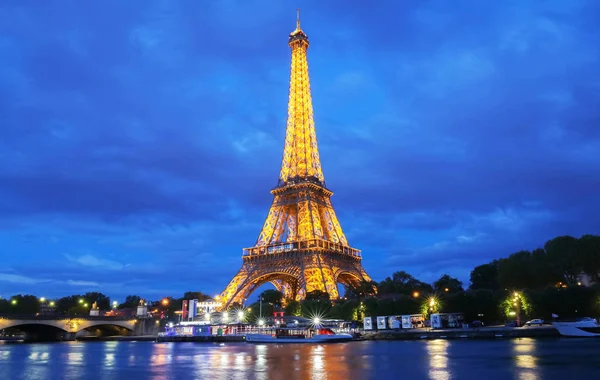 Torre Eiffel al tramonto, Parigi, Francia . — Foto Stock
