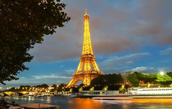 Eiffeltoren in de schemering, Paris, Frankrijk. — Stockfoto