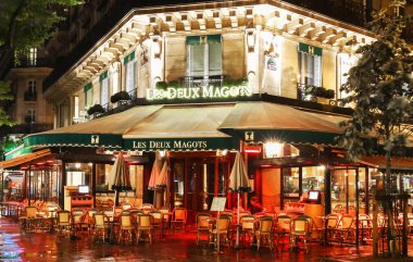 Ünlü café'de yağmurlu gece, Paris, Fransa.