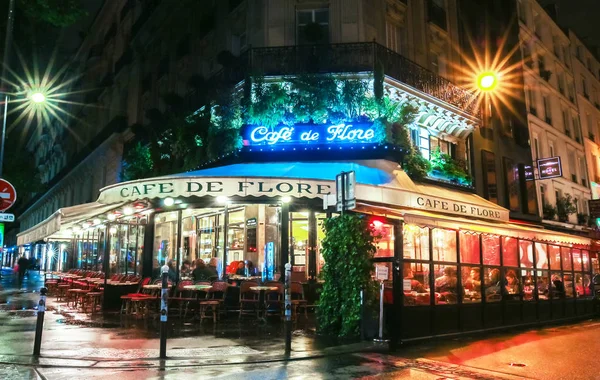 El famoso café de Flore en la noche lluviosa, París, Francia . — Foto de Stock