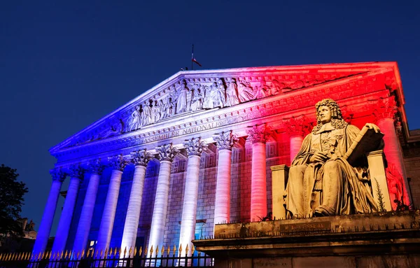 Francuskie Zgromadzenie Narodowe oświetlone kolorów francuskiej flagi narodowej, Paryż. — Zdjęcie stockowe