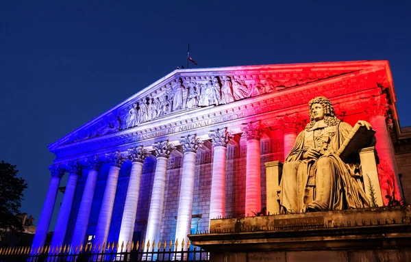 Fransız Millet Meclisi Fransız ulusal bayrak renkleri ile Paris alev aldı..