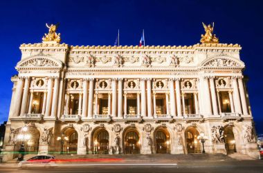 Muhteşem Palais Garnier'e alacakaranlıkta Paris, Fransa.