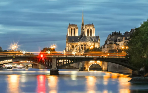 A Notre Dame-katedrális, az éjszakai, Párizs, Franciaország. — Stock Fotó