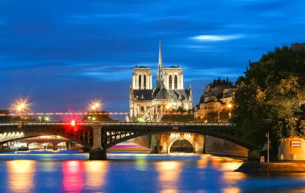 A Notre Dame-katedrális, az éjszakai, Párizs, Franciaország. — Stock Fotó