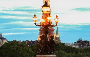 Paris, Fransa'da Alexandre III Köprüsü'nde sokak fener.