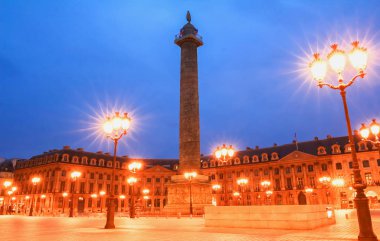 Ünlü Vendome sütun gece, Paris, Fransa.
