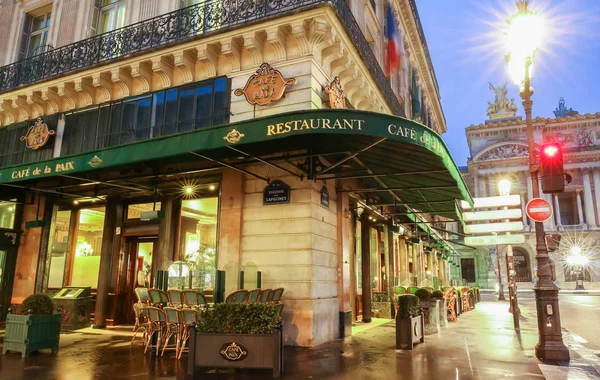 O famoso café de la Paix perto da casa de ópera, Paris, França . — Fotografia de Stock