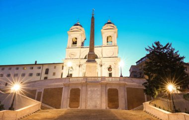 Kilise Trinita dei Monti ve İspanyol Merdivenleri gece, Roma, İtalya.