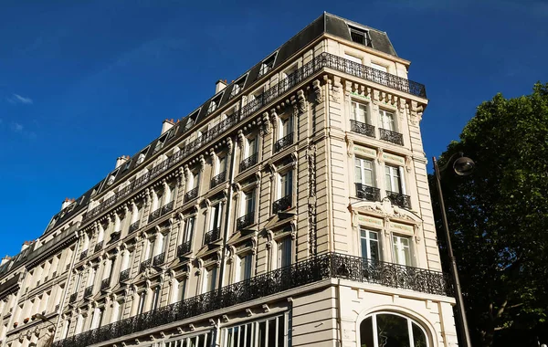 The facade of Parisian building, France. — Stock Photo, Image