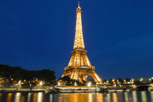 De Eiffeltoren (Tour Eiffel) verlicht 's nachts, Paris, Frankrijk. — Stockfoto