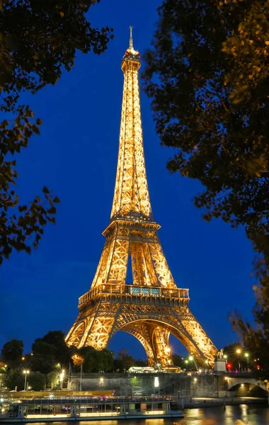 Torre Eiffel (Tour Eiffel) illuminata di notte, Parigi, Francia . — Foto Stock