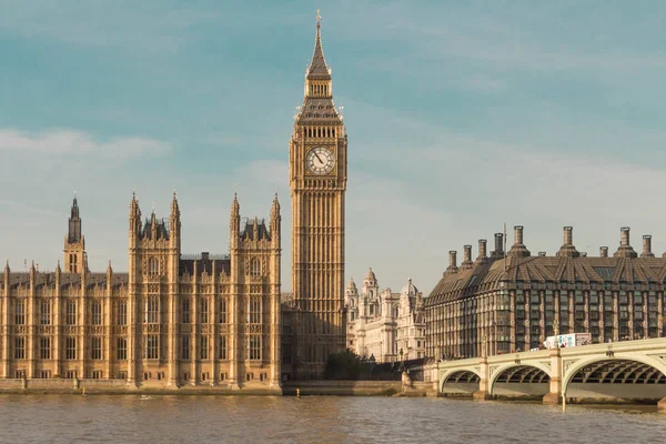 El puente Big Ben y Westminster en Londres . — Foto de Stock