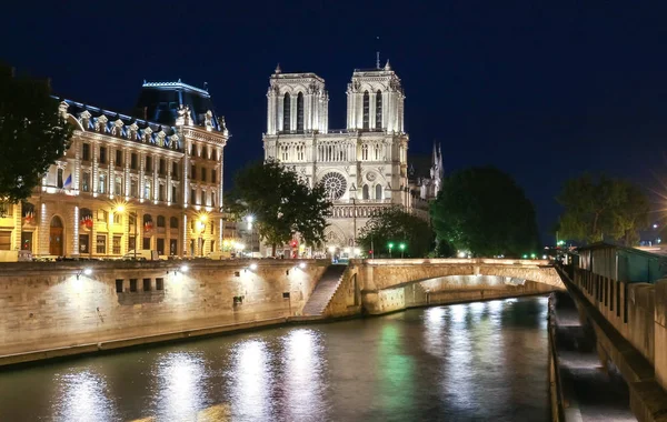 夜、パリ、フランスのノートルダム大聖堂 — ストック写真