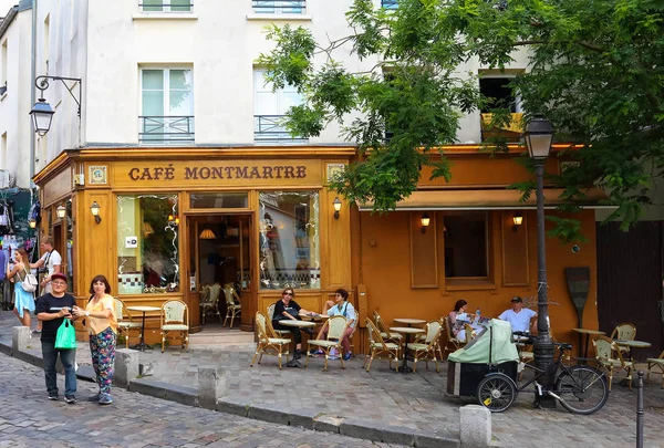 Het Montmartre is Frans traditioneel café gelegen in Montmartre, Paris, Frankrijk. — Stockfoto