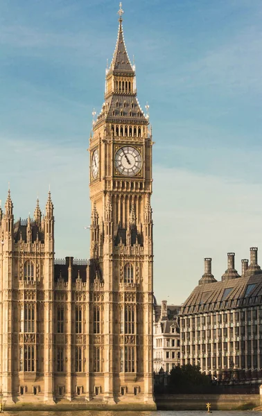 La torre del reloj Big Ben en Londres, Reino Unido . — Foto de Stock
