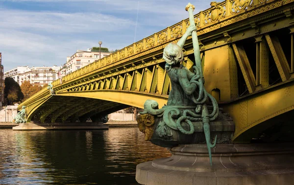 Ünlü Mirabeau Köprüsü, Paris Fransa. — Stok fotoğraf