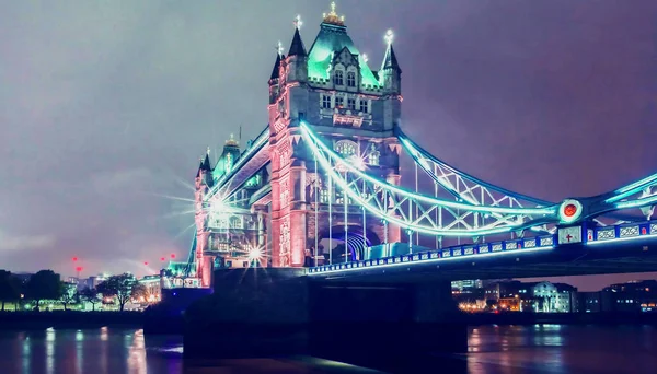 The Tower Bridge la sera, Londra, Regno Unito . — Foto Stock