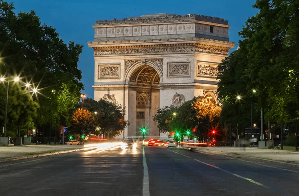 O Arco do Triunfo à noite, Paris, França . — Fotografia de Stock