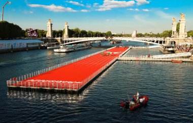 Paris, Fransa'da Alexandre III Köprüsü yakınında Seine Nehri üzerinde yüklü kayan yarış pisti .