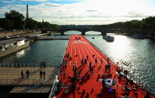 Paris, Fransa'da Alexandre III Köprüsü yakınında Seine Nehri üzerinde yüklü kayan yarış pisti .