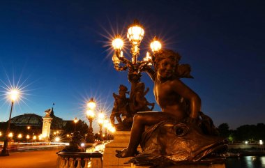 Ünlü Alexandre III geceleri, Paris, Fransa, köprü.