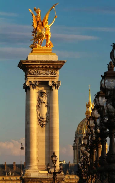 A híres Alexandre Iii-híd, Párizs, Franciaország. — Stock Fotó
