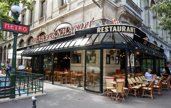 De beroemde Franse café Sarah Bernardt, Paris, Frankrijk. — Stockfoto