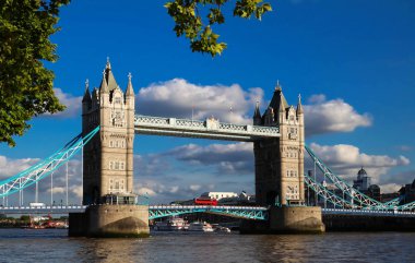 Tower Bridge bir güzel yaz günü, İngiltere, İngiltere Londra'da bulunan.