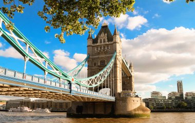Tower Bridge bir güzel yaz günü, İngiltere, İngiltere Londra'da bulunan.