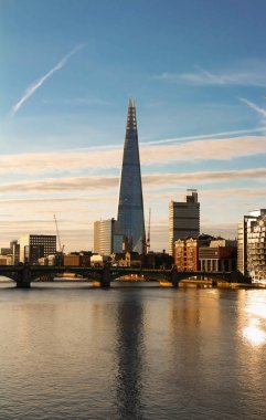 Bina, gökdelenler ve Thames Nehri gün batımında, Londra, İngiltere 