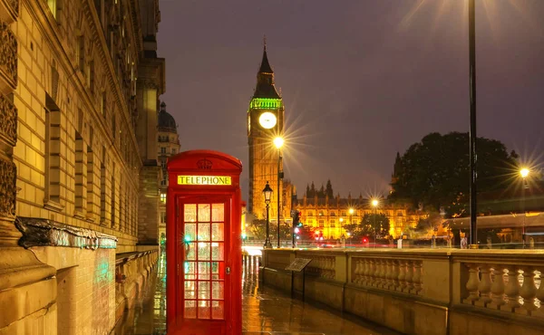Big Ben kule yağmurlu gece, London, Büyük Britanya.