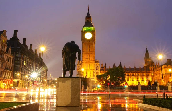 Der große Ben Tower bei regnerischer Nacht, London, vereinigtes Königreich. — Stockfoto