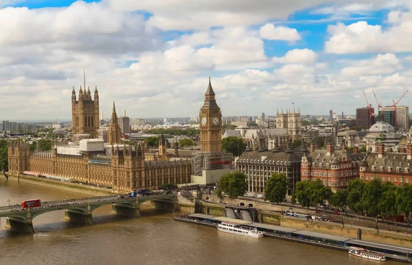 Der panoramablick auf den großen ben tower und die westminster bridge in london. — Stockfoto
