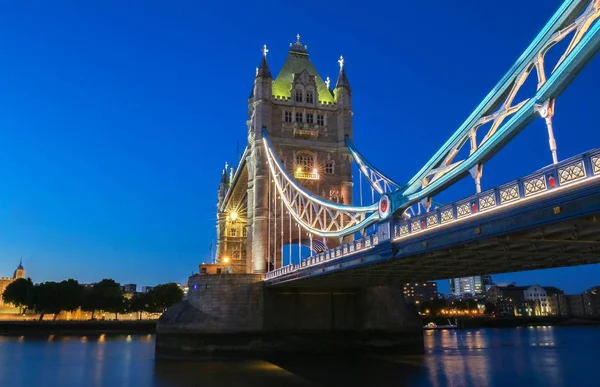The Tower Bridge en Londres por la noche, Inglaterra, Reino Unido . — Foto de Stock
