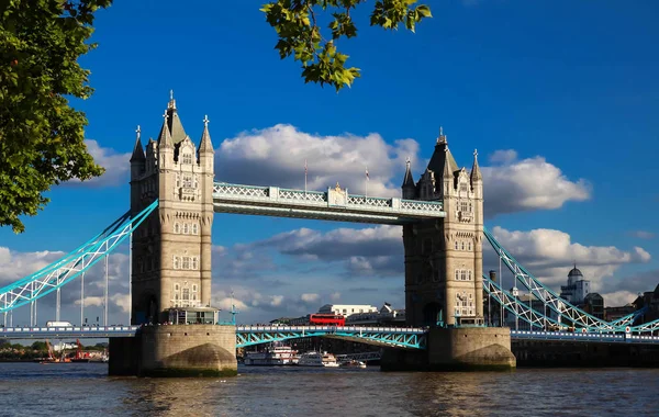 The Tower Bridge a Londra in una bellissima giornata estiva, Inghilterra, Regno Unito . — Foto Stock
