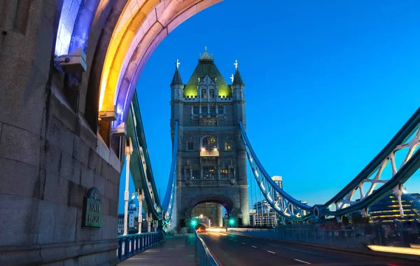 The Tower Bridge en Londres por la noche, Inglaterra, Reino Unido . — Foto de Stock