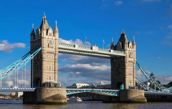 The Tower Bridge en Londres en un hermoso día de verano, Inglaterra, Reino Unido . — Foto de Stock