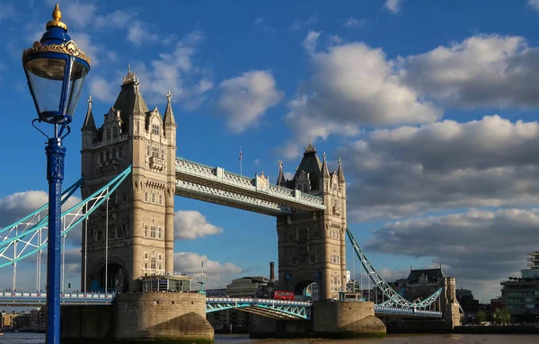 The Tower Bridge en Londres en un hermoso día de verano, Inglaterra, Reino Unido . — Foto de Stock