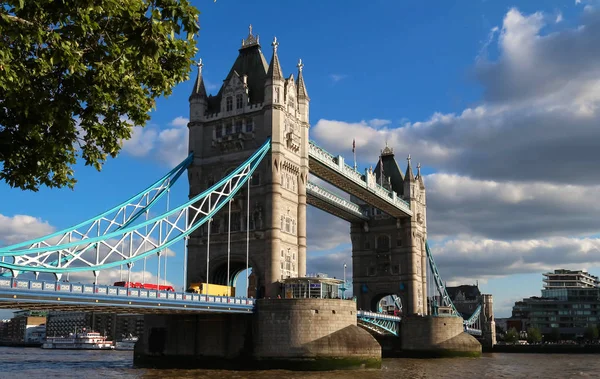 The Tower Bridge in London in a beautiful summer day, England, United Kingdom. — Stock Photo, Image